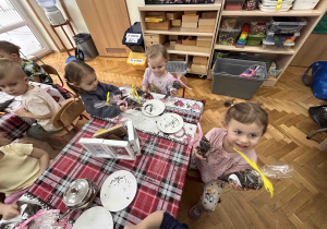 Dzieci z gotowymi prezentami.