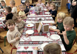 Słoneczka jedzą ciasteczka i piją herbatkę.