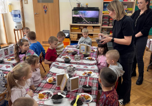 Dzieci robią własne herbatki.