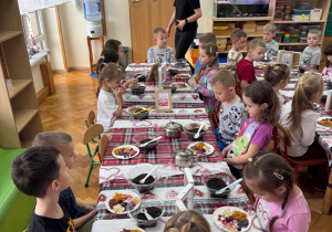 Dzieci komponują własne herbatki.