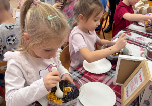 Dziewczynka miesza susz herbaciany.