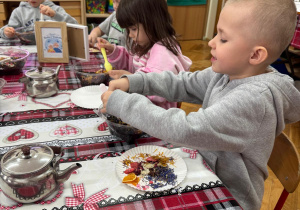 Chłopiec miesza susz herbaciany.