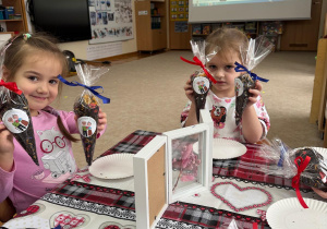 Dziewczynki pokazują gotowe herbatki.