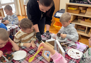 Dzieci robią własne herbatki.