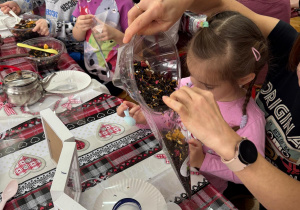 Dziewczynka nasypuje herbatkę.