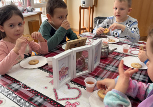 Dzieci jedzą ciasteczka.