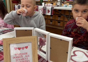 Chłopcy piją herbatkę.