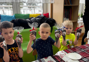 Chłopcy pokazują gotowe herbatki dla dziadków.