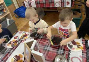 Chłopcy mieszają susz herbaciany z dodatkami.