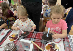 Dziewczynki tworzą swoją herbatkę.