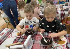 Dzieci mieszają susz herbaciany.