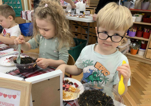 Dzieci tworzą herbatkę dla swoich dziadków.