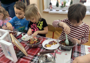 Dzieci podczas pracy na warsztatach herbacianych.