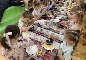 Dzieci z grupy Kropelek na warsztatach herbacianych.