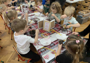 Warsztaty herbaciane w grupie 4 latków.