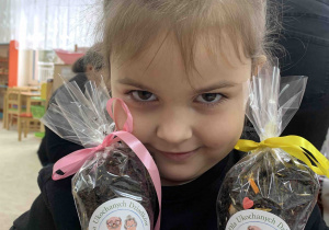 Dziewczynka trzyma herbatki dla swych dziadków.