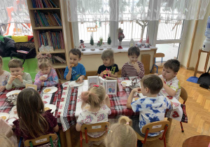 Dzieci po warsztatach przy herbatce.