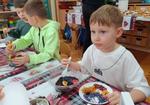 Chłopiec komponuje herbatkę.