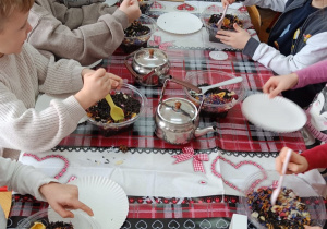 Dzieci samodzielnie tworzą herbatki.