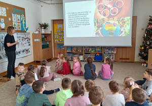 Dzieci słuchają prezentacji o rodzajach herbat na świecie.