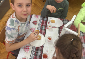 Dzieci zjadają ciasteczka.