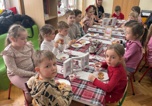 Wspólny poczęstunek po warsztatach.