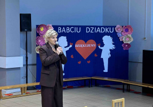 Pani Dyrektor wita gości.