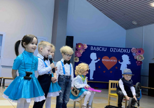 Chłopiec mówi wiersz.