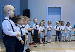 Dzieci witają gości.