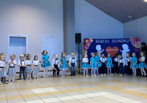 Przedszkolaki witają babcie i dziadków.