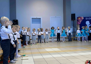 Dzieci machają do dziadków.