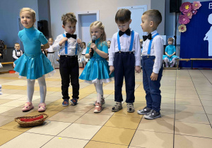 Dziewczynka recytuje wiersz.