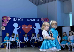 Dziewczynki recytują wierszyki.