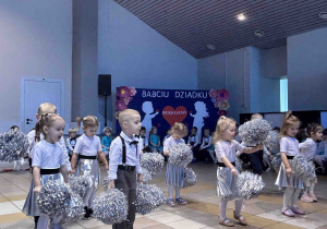 3- latki tańczą z pomponami.