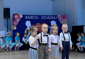 Dzieci recytują wiersze.