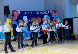 Chłopcy grają na gitarach.