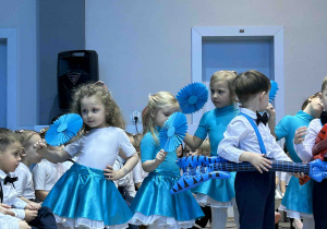 Dziewczynki z wachlarzami.