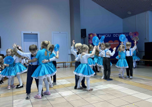 Dzieci tańczą w parach.