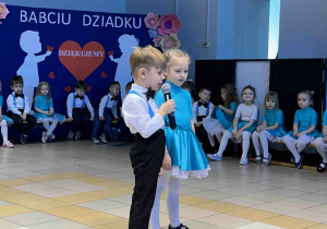 Chłopiec mówi wiersz.