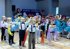 Dzieci tańczą ze wstążkami.