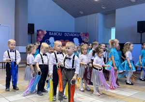 Dzieci tańczą ze wstążkami.