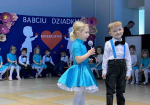 Dziewczynka mówi wiersz.