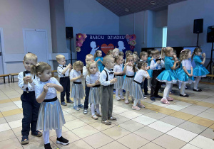 Dzieci tańczą dla dziadków.