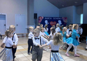 Dzieci tańczą w parach.