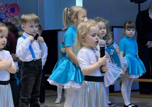 Dziewczynka recytuje wiersz.