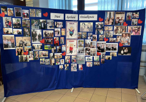 Tablica ze zdjęciami babć i dziadków.