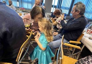 Dziewczynka daje prezent babci.