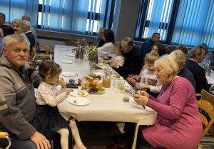 Poczęstunek dla wszystkich dziadków i wnuków.