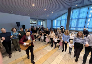 Babcie i dziadkowie we wspólnej zabawie z wnukami.