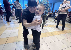 Babcia przytula wnuczka.